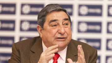 El expresidente del Deportivo, Augusto C&eacute;sar Lendoiro, en rueda de prensa durante su etapa en el club.
