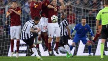 Tévez marcó de magistral lanzamiento el gol de la Juventus.