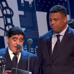 Surrealismo Maradona: empezó a hablar en un 'idioma' ininteligible, Ronaldo a cuadros