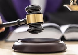 Varapalo de la Justicia a una comunidad de vecinos que reclamaba el hueco de la escalera: es privativo del local comercial