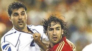 Raúl luchó al máximo contra la dura defensa bosnia.