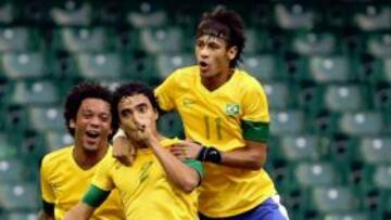 Marcelo celebra un gol de Brasil en los Juegos con Leandro y Neymar.