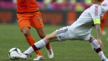 Afellay intenta una jugada personal.