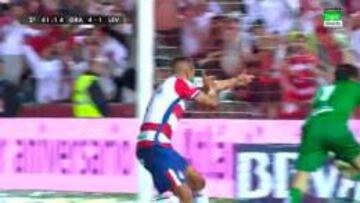 El Arabi celebró su segundo gol "disparando" a Mariño.