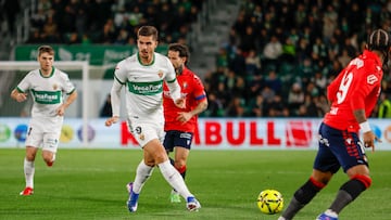 GRAF9480. ELCHE, 13/02/2026.- El delantero portugués del Elche André Silva (2i) centra el balón durante el partido de la jornada 24 de LaLiga que Elche CF y Atlético Osasuna disputan este viernes en el estadio Martínez Valero. EFE/Pablo Miranzo