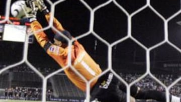 <b>SALVADO.</b> Los servicios médicos lograron salvar la vida del portero colombiano.