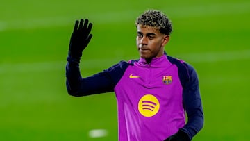 GRAFCAT6211. SANT JOAN DESPÍ (BARCELONA) (ESPAÑA), 29/12/2025.-El delantero del FC Barcelona, Lamine Yamal , durante el entrenamiento abierto al público, que realiza la plantilla barcelonista en el Estadio Johan Cruyff para preparar el primer compromiso del año, que será el 3 de enero en Cornellà-El Prat, un derbi ante el Espanyol.EFE/ Alejandro García