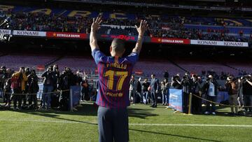 Jeison Murillo saludando a algunos hinchas durante su presentaci&oacute;n oficial como nuevo jugador del Barcelona, en el que tendr&aacute; el n&uacute;mero 17.