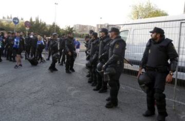 Dispositivo de seguridad en el exterior del estadio Vicente Calderón.