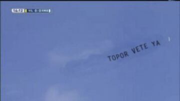 Las 'modificaciones' sobre la pancarta a Cristiano Ronaldo en las redes sociales no se han hecho esperar. 'Topor vete ya', en alusión a Iker Casillas.