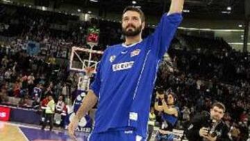 <b>ADIÓS ANUNCIADO.</b> Tras el derbi, la afición reclamó su salida a la cancha para despedirse del carismático jugador.