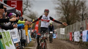 El ciclista esloveno Tadej Pogacar celebra su victoria en el Ciklokros Ljubljana, una carrera de ciclocross, en 2021.