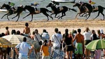 <b>EXPECTACIÓN. </b>Una imagen de las carreras de caballos de Sanlúcar en la edición de este año. Aproximadamente 40.000 personas se dieron cita para ver la competición.