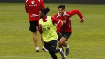 Lass Bangoura y Zhang Chengdong durante un entrenamiento del Rayo Vallecano.