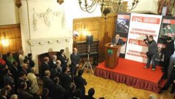 <b>MÁXIMA EXPECTACIÓN. </b>200 invitados se dieron cita en el hall principal del Palacio de la Magdalena de Santander, donde tuvo lugar la presentación de la delegación de AS. en Cantabria.