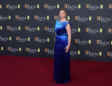 Jessie Buckley posa en la alfombra roja previa a la gala de Premios de BAFTA.