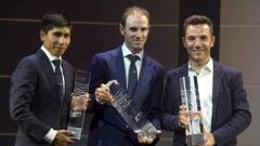 Nairo Quintana (izq) recibe el premio como el tercer mejor ciclista de la temporada.