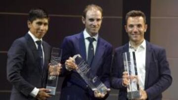 Nairo Quintana (izq) recibe el premio como el tercer mejor ciclista de la temporada.