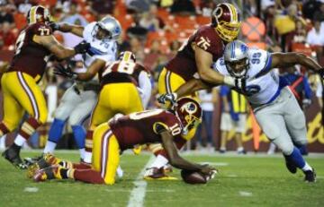 RG3 fue golpeado sin piedad y acabó dejando el campo con una posible conmoción. En su última jugada (en la foto) perdió el balón sin que nadie le tocara y fue arrollado por Corey Wootton al intentar recuperarlo. Buen partido para Matt Stafford, su suplente Orlovsky y el QB suplente de Washington, Kirk Cousins.