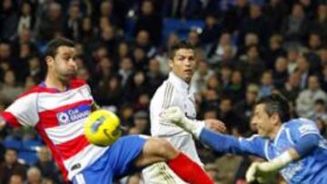 <b>MUCHO ESFUERZO. </b>El meta rojiblanco Roberto tuvo mucho trabajo durante todo el partido y realizó varias intervenciones de gran mérito, pese a la goleada.