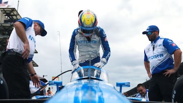 Álex Palou en Indiana subiéndose al monoplaza de Chip Ganassi.