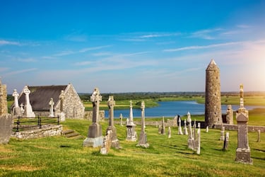 Es uno de los tesoros históricos más profundos de Irlanda. Es un antiguo asentamiento monástico fundado en el año 544 d.C. por San Ciaran, estratégicamente situado en el cruce del río Shannon y la ruta terrestre Esker Riada. Visitarlo es retroceder a la "Edad de Oro" de Irlanda, cuando la isla era conocida como la "tierra de santos y sabios" y este lugar era el centro intelectual y religioso de Europa.