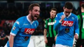 Higuaín y Callejón mantienen al Nápoles en lo más alto