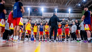 Sergio Scariolo, seleccionador nacional, da instrucciones a los internacionales durante el entrenamiento en Guadalajara.