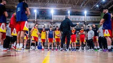 Sergio Scariolo, seleccionador nacional, da instrucciones a los internacionales durante el entrenamiento en Guadalajara.