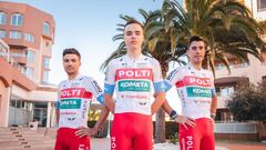 Los ciclistas del Polti-Kometa posan con la equipación con la que competirán en 2024.