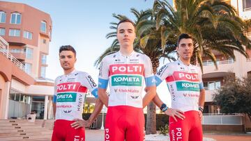 Los ciclistas del Polti-Kometa posan con la equipación con la que competirán en 2024.