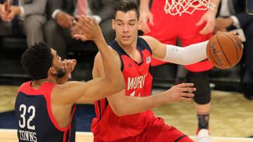 JGM02. New Orleans (United States), 18/02/2017.- World Team player Willy Hernangomez of Spain (R) passes against United States team player Karl-Anthony Towns (L) during the NBA Rising Stars Challenge at Smoothie King Center, part of the NBA All-Star weekend in New Orleans, Louisiana, 17 February 2017. The NBA All-Star Game will be played 19 February in New Orleans. (Espa&ntilde;a, Baloncesto, Nueva Orle&aacute;ns, Estados Unidos) EFE/EPA/DAN ANDERSON