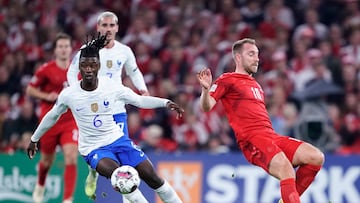 Copenhagen (Denmark), 25/09/2022.- Denmark's Christian Eriksen (R) and France's Eduardo Camavinga in action during the UEFA Nations League match between Denmark and France at Parken stadium in Copenhagen, Denmark, 25 September 2022. (Dinamarca, Francia, Copenhague) EFE/EPA/Mads Claus Rasmussen DENMARK OUT
