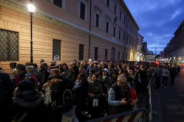 Fieles hacen fila para ingresar a la Basílica de San Pedro para rendir homenaje al Papa Francisco.
