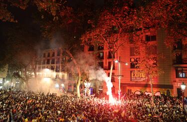 Los aficionados del Barcelona celebran en su rincón sagrado, la Fuente de Caneletes, el vigesimoséptimo título de Liga.