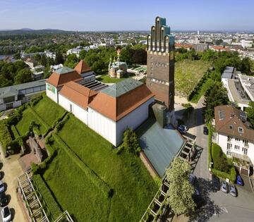 La Colonia de Artistas de Darmstadt es la elevacin ms alta sobre la ciudad.