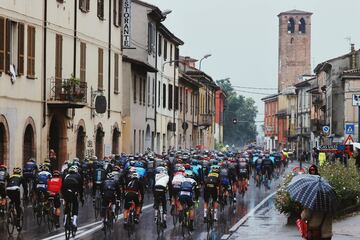 El pelotón durante la cuarta etapa del Giro de Italia 2021. 