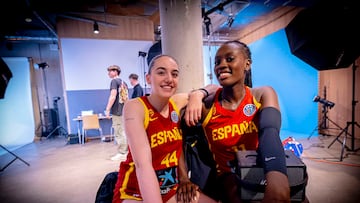 Iyana Martín y Awa Fam, durante la sesión de fotos de la Selección.