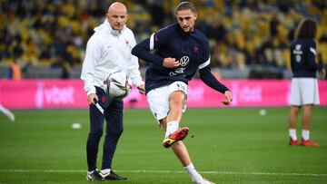 El mediocampista francés Adrien Rabiot calienta antes del partido de fútbol de clasificación para el Grupo D de la Copa Mundial de la FIFA Qatar 2022 entre Ucrania y Francia en el Estadio Olímpico de Kiev el 4 de septiembre de 2021 (Foto de FRANCK FIFE / 