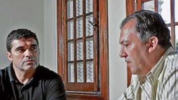 <b>ARQUITECTOS DEL ÉXITO. </b>Juanito atiende a las argumentaciones del entrenador en un momento de su charla.