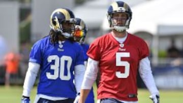 El quarterback Nick Foles durante el training camp con St. Louis Rams.