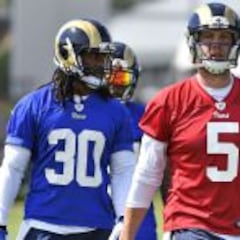Nick Foles amplía su contrato con los Rams hasta 2017