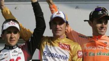 <strong>VENCEDORES.</strong> Denis Menchov, ganador de la Vuelta, flanqueado por Carlos Sastre y Samuel Sánchez, tercero en la general, en el podio final de la última etapa con meta en Madrid.