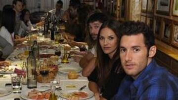<b>CASA JUAN. </b>Los jugadores del Real Madrid, acompañados por sus parejas, en la mesa.