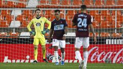 Jeison Murillo, Renato Tapia e Iv&aacute;n Villar, desolados tras el segundo gol del Valencia.