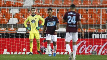 Jeison Murillo, Renato Tapia e Iv&aacute;n Villar, desolados tras el segundo gol del Valencia.