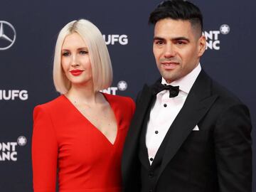 Falcao Garc&iacute;a y Lorelei Taron posan para las c&aacute;maras en los Premios Laureus que se desarrollaron en M&oacute;naco.