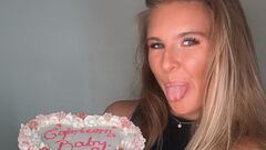 Angel Blaze, surfista, con una tarta de cumpleaños y sacando la lengua