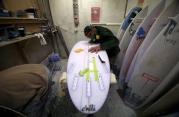 Un dispositivo integrado en las tablas de surf intenta evitar que muchas playas australianas queden desiertas debido a los continuos ataques de tiburones.