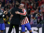 MADRID, 24/02/2026.- El entrenador del Atlético, Diego Simeone, y el delantero Antoine Griezmann (d) al término del partido de vuelta de la fase de acceso a los octavos de Liga de Campeones que Atlético de Madrid y Club Brujas han disputado este martes en el estadio Metropolitano. EFE/Juanjo Martín